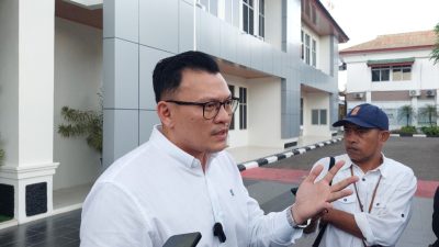 Fransisco Bessi Serahkan Bukti Dugaan Oknum Jaksa Peras Kontraktor ke Kejati NTT